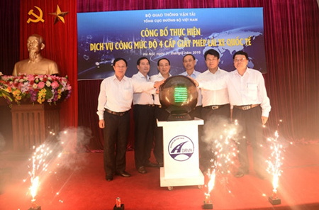 Thứ trưởng Nguyễn Hồng Trường và Thứ trưởng Lê Đình Thọ cùng các đại biểu chính thức bấm nút khai trương dịch vụ cấp đổi GPLX quốc tế qua mạng.
